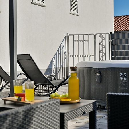 Luxury Apartment With Garden Jacuzzi And Wellness Трогір Екстер'єр фото