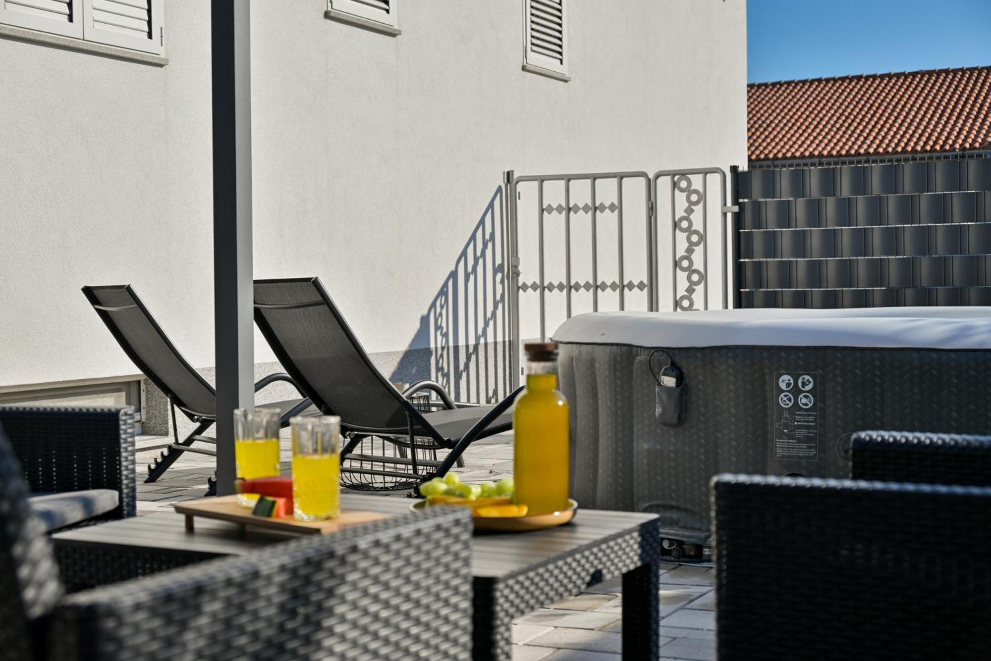 Luxury Apartment With Garden Jacuzzi And Wellness Трогір Екстер'єр фото